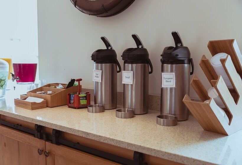 Отель Skyler Syracuse Tapestry Collection By Hilton