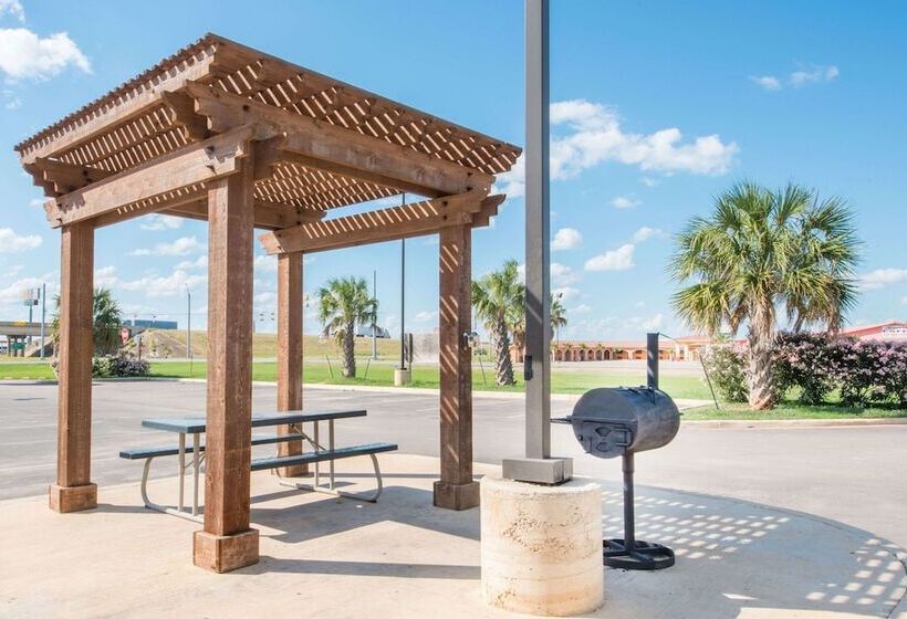 Отель Super 8 By Wyndham Cotulla Tx