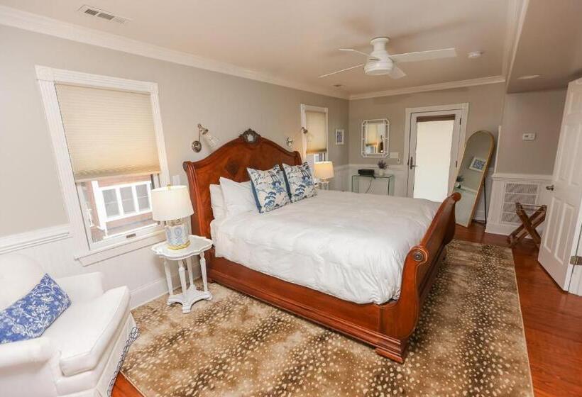 فندق The Burrus House Inn Waterfront Suites