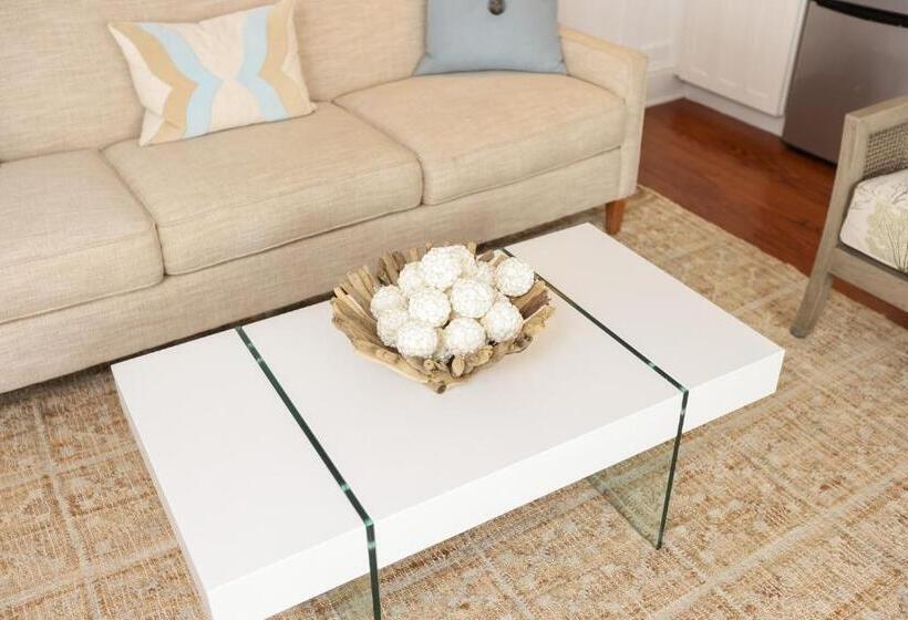 فندق The Burrus House Inn Waterfront Suites