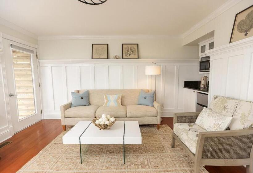 فندق The Burrus House Inn Waterfront Suites