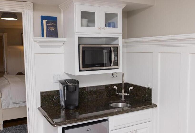 فندق The Burrus House Inn Waterfront Suites