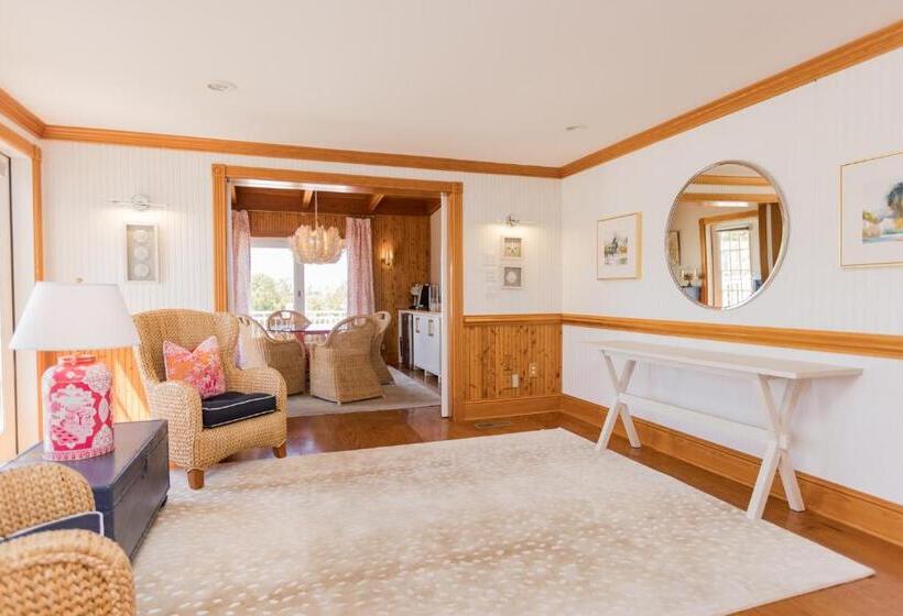 فندق The Burrus House Inn Waterfront Suites