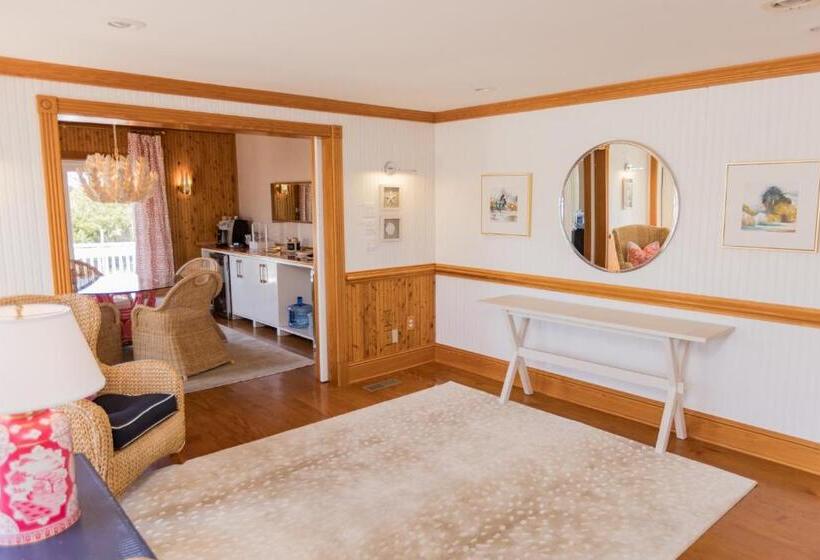 فندق The Burrus House Inn Waterfront Suites