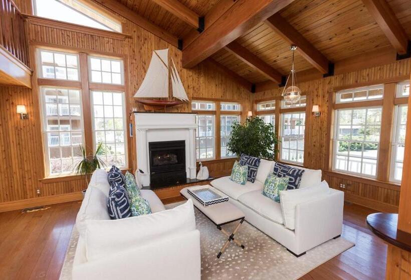 فندق The Burrus House Inn Waterfront Suites