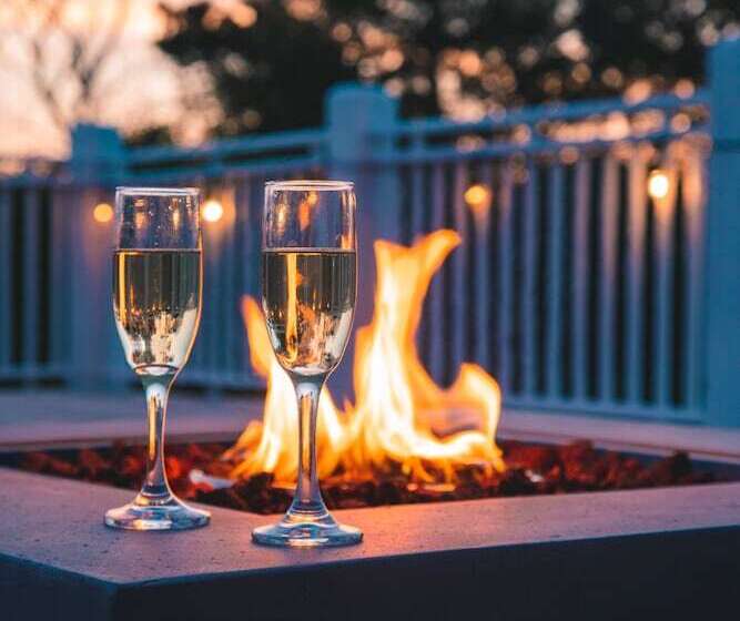 فندق The Burrus House Inn Waterfront Suites