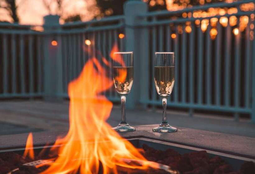 فندق The Burrus House Inn Waterfront Suites