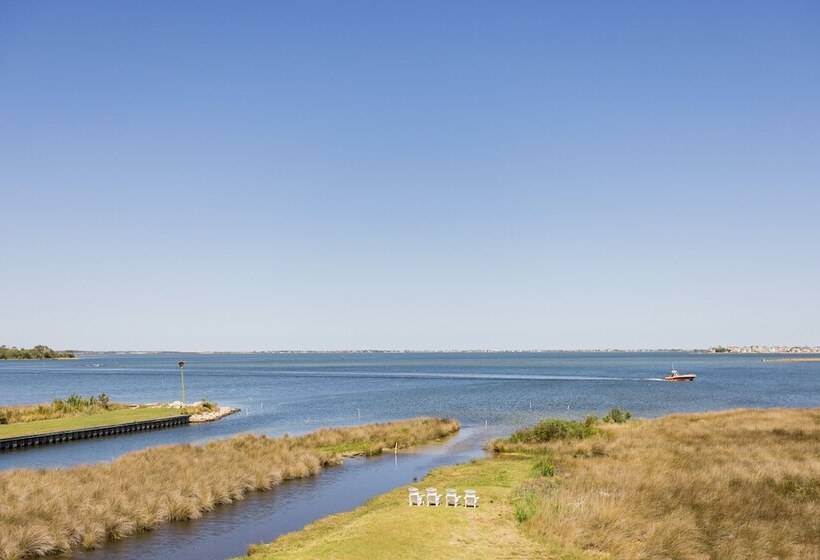 فندق The Burrus House Inn Waterfront Suites