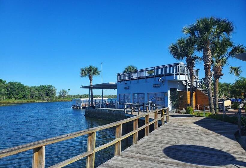 The Port Hotel And Marina
