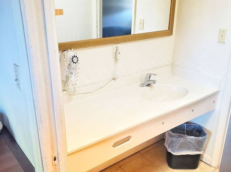 The Port Hotel And Marina