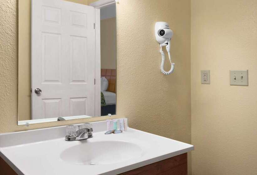 هتل Travelodge By Wyndham Clovis