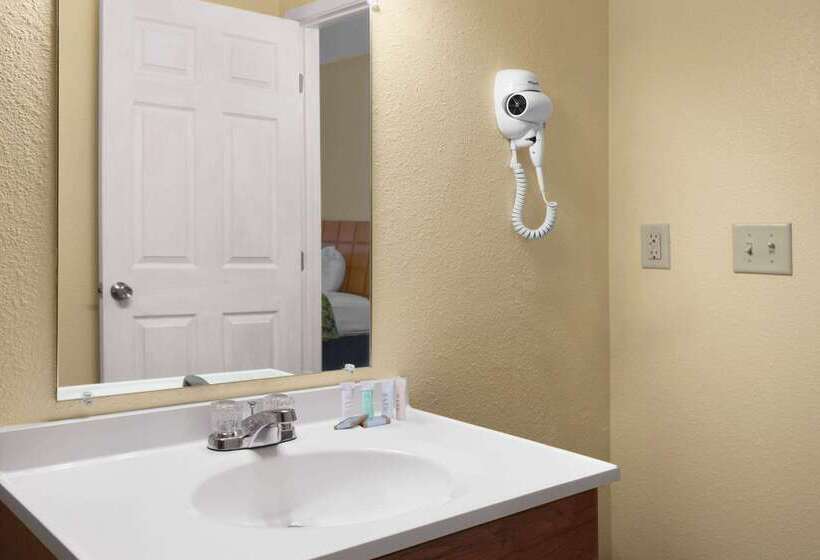 فندق Travelodge By Wyndham Clovis