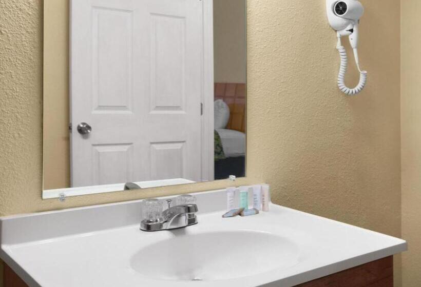 فندق Travelodge By Wyndham Clovis