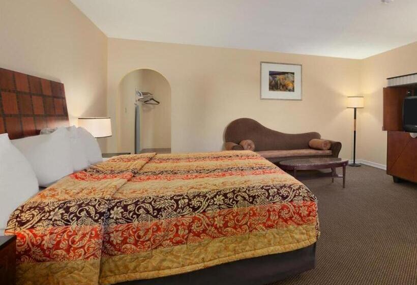 هتل Travelodge By Wyndham Clovis