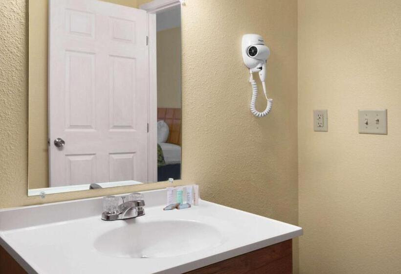 فندق Travelodge By Wyndham Clovis