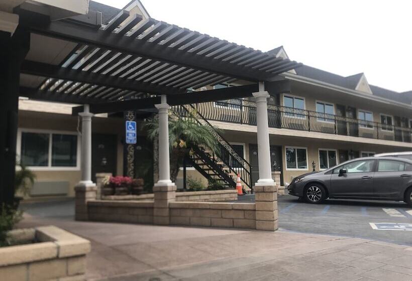 Отель Walnut Inn & Suites West Covina