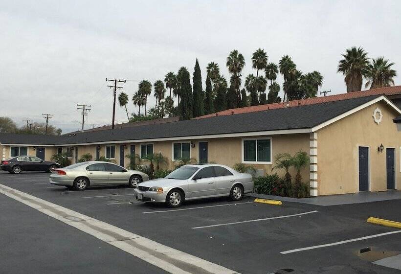 Отель Walnut Inn & Suites West Covina