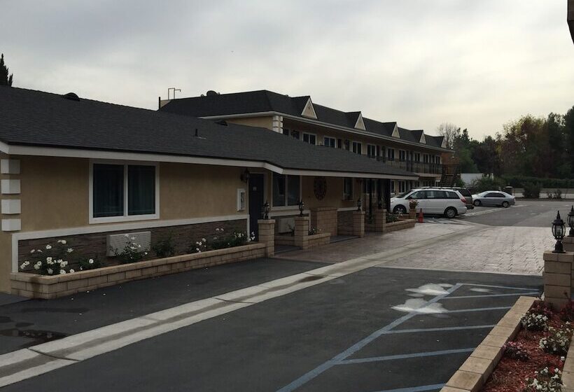 Отель Walnut Inn & Suites West Covina