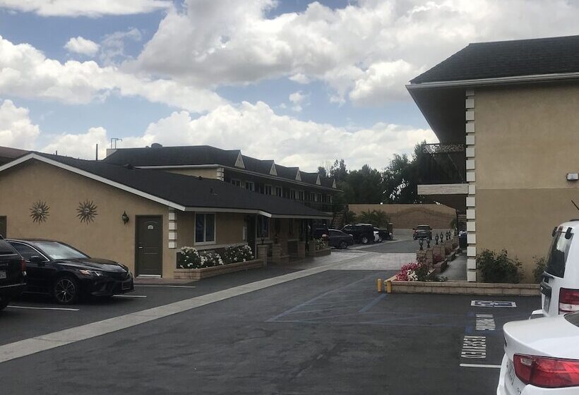Отель Walnut Inn & Suites West Covina