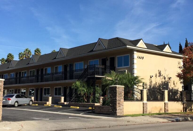 Отель Walnut Inn & Suites West Covina