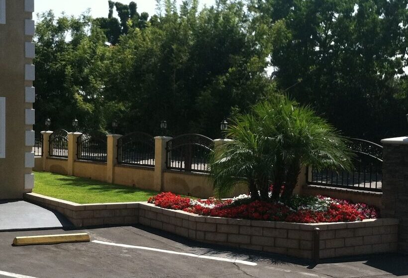 בית מלון כפרי Walnut Inn & Suites West Covina