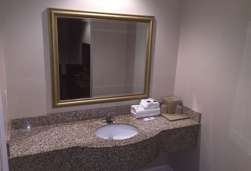 Отель Walnut Inn & Suites West Covina