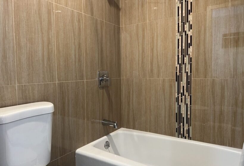 Отель Walnut Inn & Suites West Covina