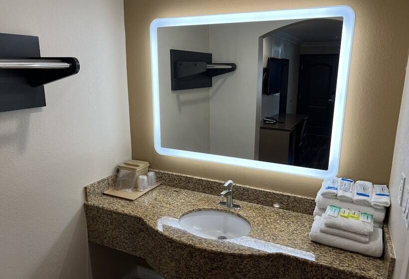 Отель Walnut Inn & Suites West Covina
