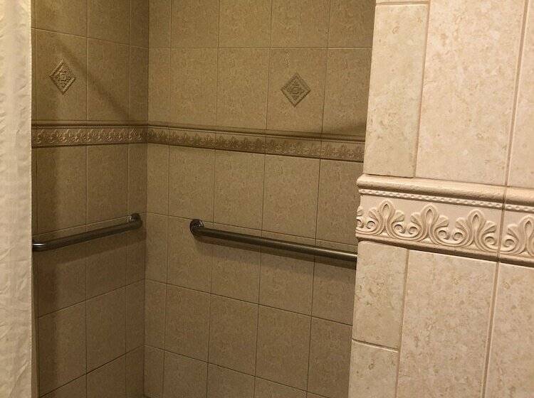 Отель Walnut Inn & Suites West Covina