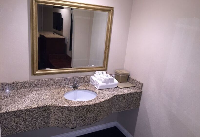Отель Walnut Inn & Suites West Covina