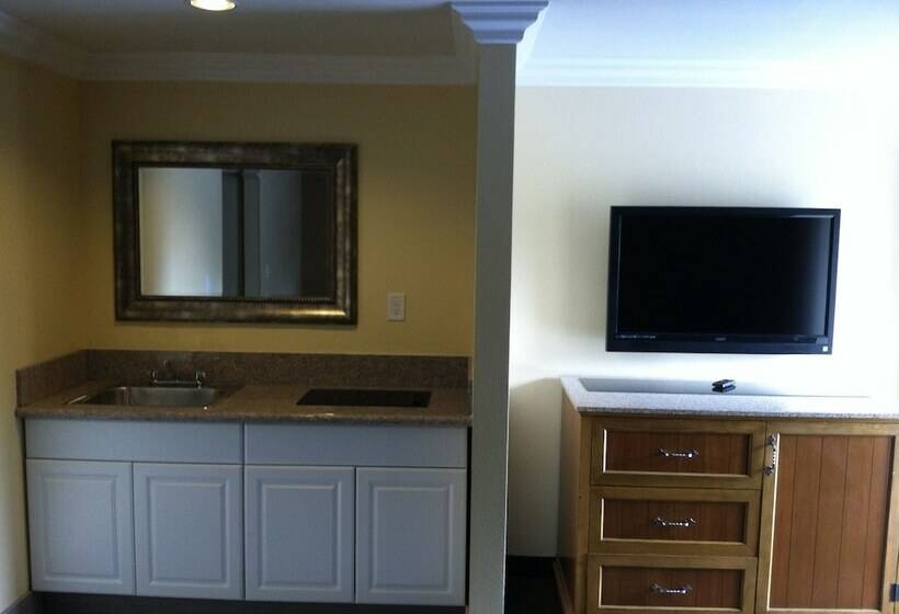 Отель Walnut Inn & Suites West Covina