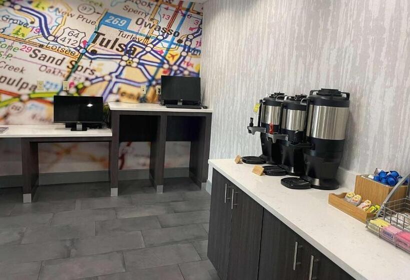 Отель La Quinta Inn & Suites By Wyndham Tulsa Midtown