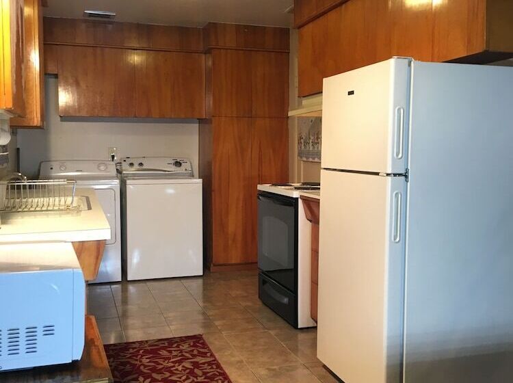 فندق على الطريق Acorn Motor Inn