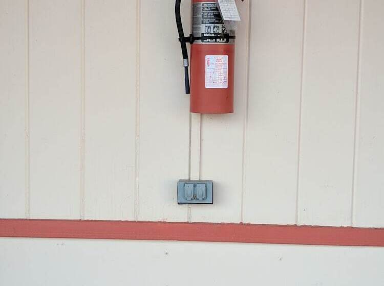 فندق على الطريق Benton Inn