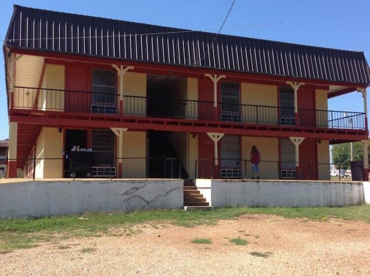 فندق على الطريق Sportsman Inn And Suites