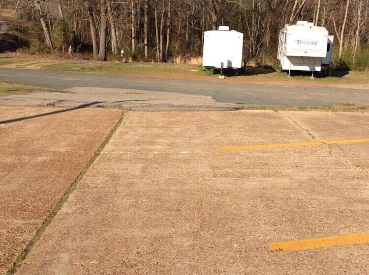 فندق على الطريق Sportsman Inn And Suites