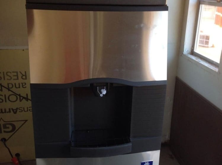 فندق على الطريق Sportsman Inn And Suites