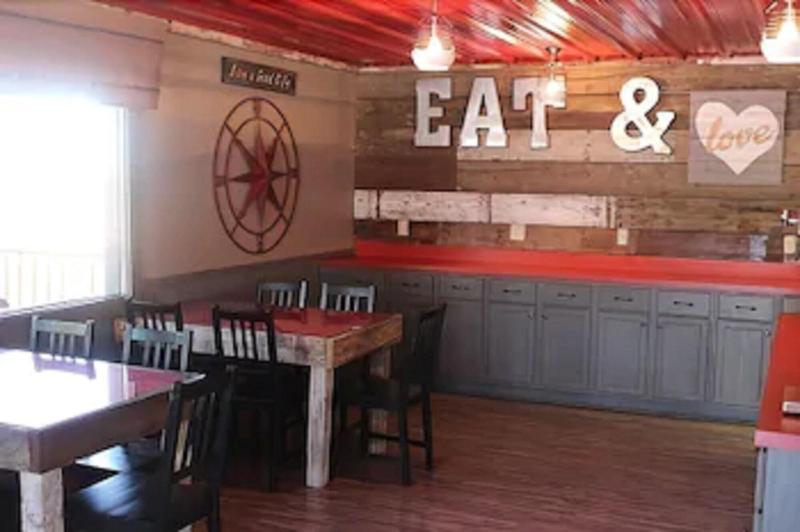 모텔 Vintage Block Inn & Suites