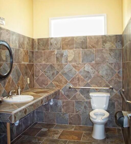 فندق على الطريق Whispering Palms Inn