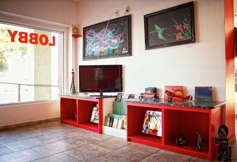 فندق على الطريق Whispering Palms Inn