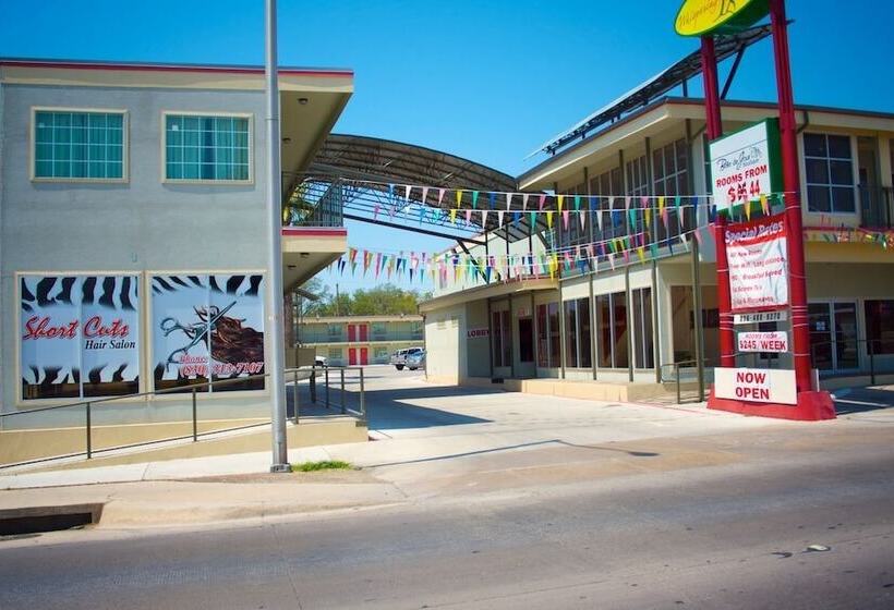 فندق على الطريق Whispering Palms Inn