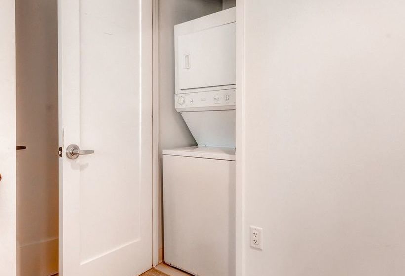 Oakwood At Third Square