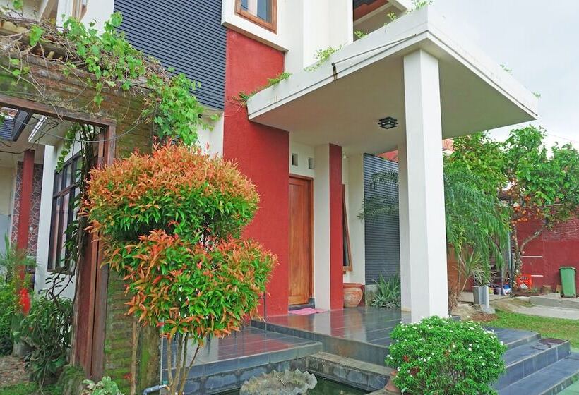 호텔 The Castury Homestay Syariah By Oyo Rooms