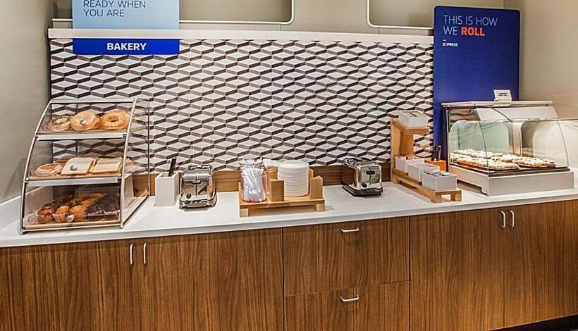 בית מלון כפרי Holiday Inn Express & Suites Palm Desert   Millennium, An Ihg