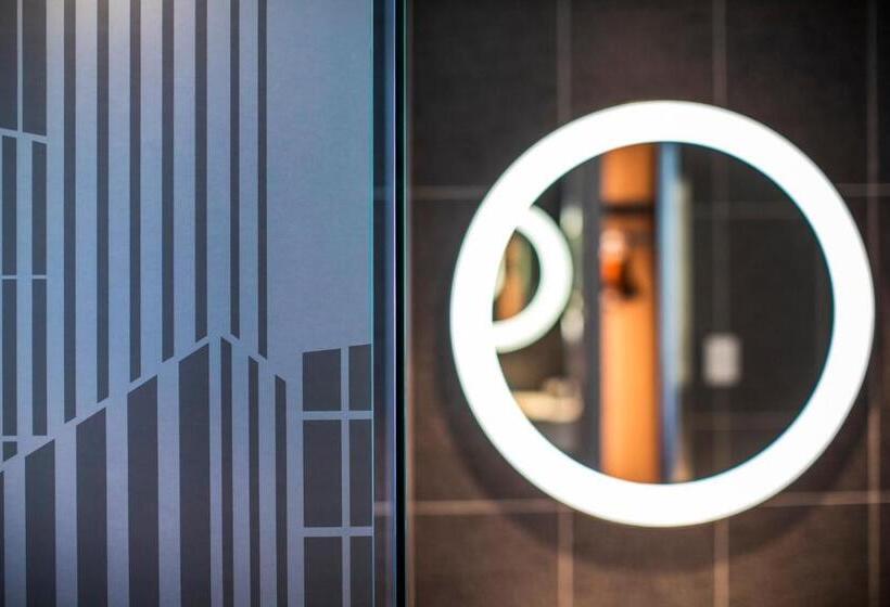 فندق Holiday Inn Express Melbourne Little Collins, An Ihg