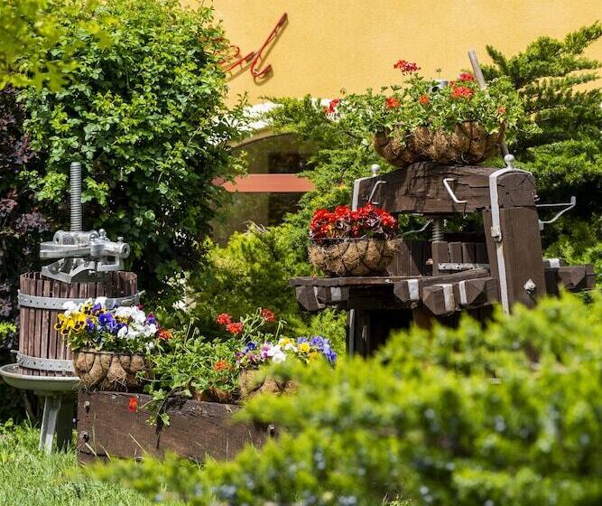 Gastland M0 Hotel & Conference Center