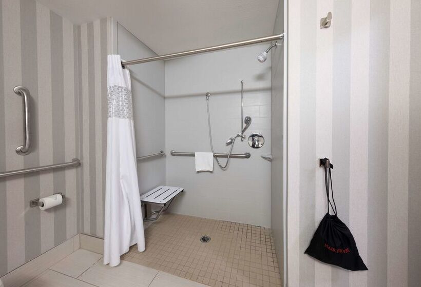 Hampton Inn & Suites Dupont