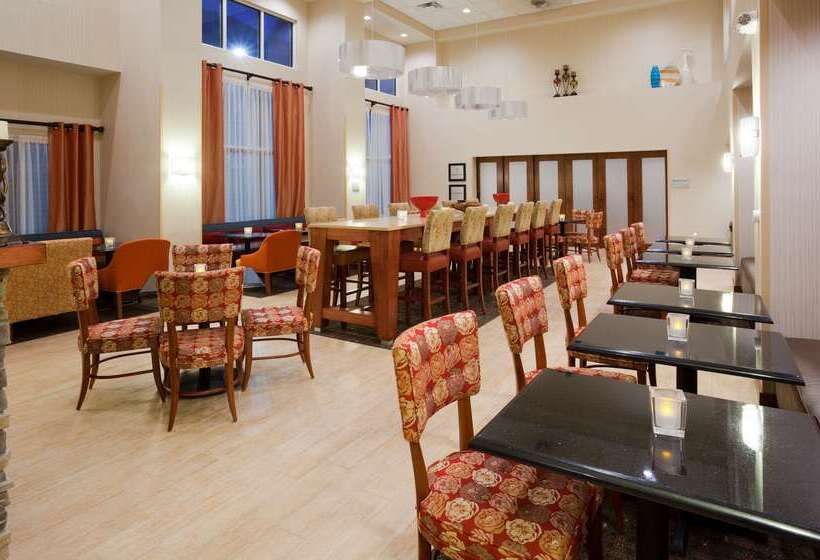 Hampton Inn & Suites Minot Airport