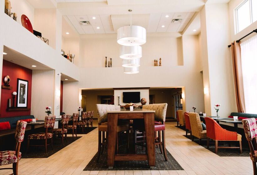 Hampton Inn & Suites Minot Airport