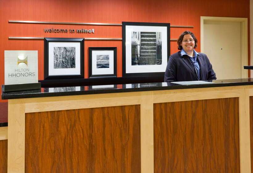 Hampton Inn & Suites Minot Airport